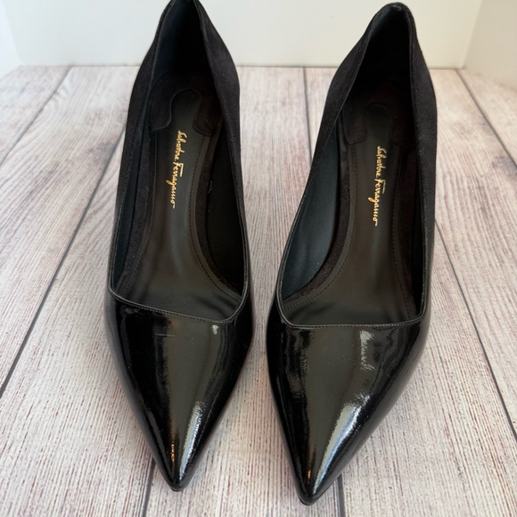 Salvatore Ferragamo Lucca Black Gold Heel Shoes 10 - Picture 2 of 9